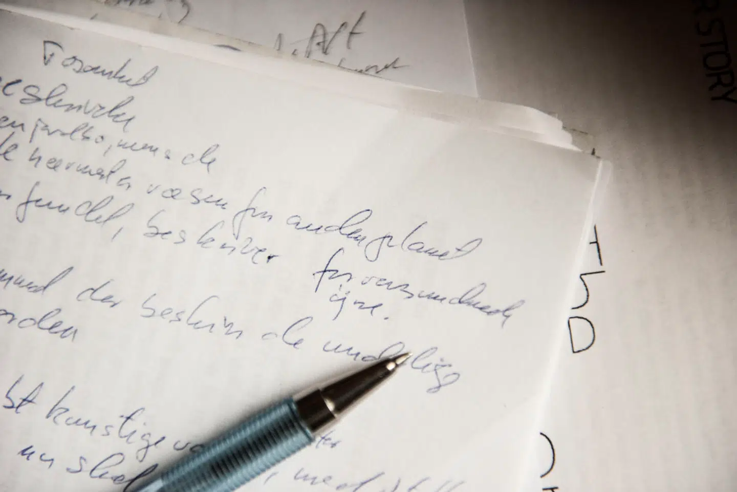 »Jeg har det med juridiske dokumenter, som jeg har det med udførelsen af praktiske opgaver. Man kan gøre det selv, men det er med risiko for et dårligt resultat. Du kan sagtens selv lave testamentet, men der er risiko for, at du ikke får skrevet det, som du ville«, skriver Erik Øvlisen.