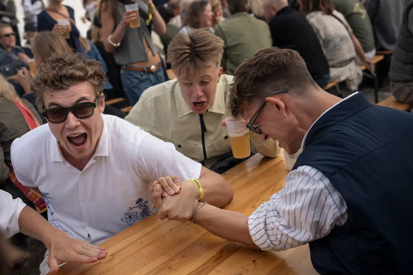 I Musik i Lejet lægger de arm om en omgang. De lokale mener, at festivalen omdanner det idylliske fiskerleje til »Gothersgade«