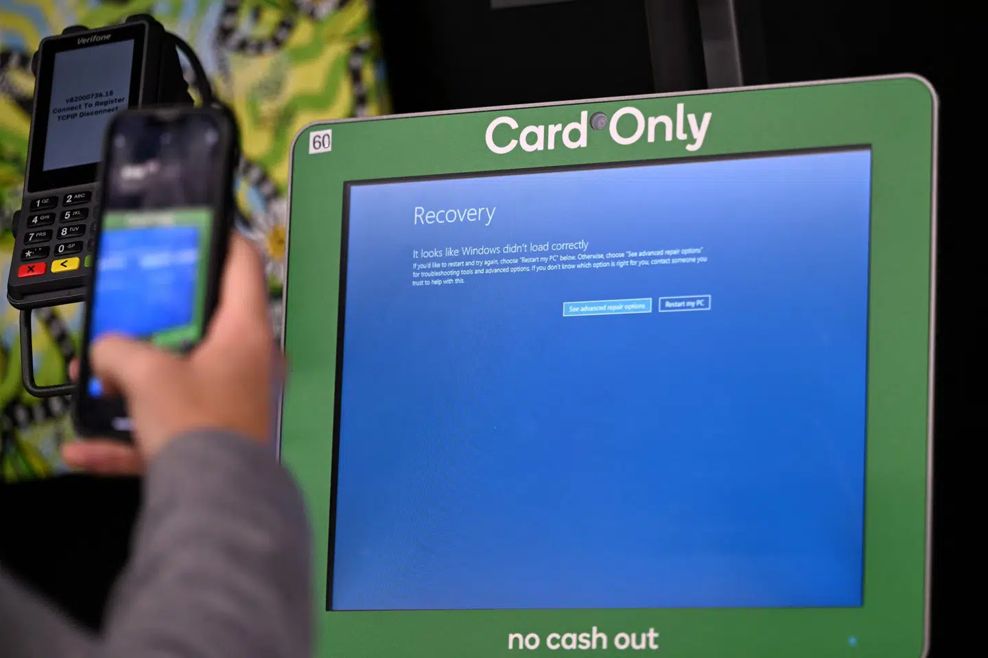 Flere supermarkeder har været nødt til at lukke i Australien fredag på grund af nedbruddet.