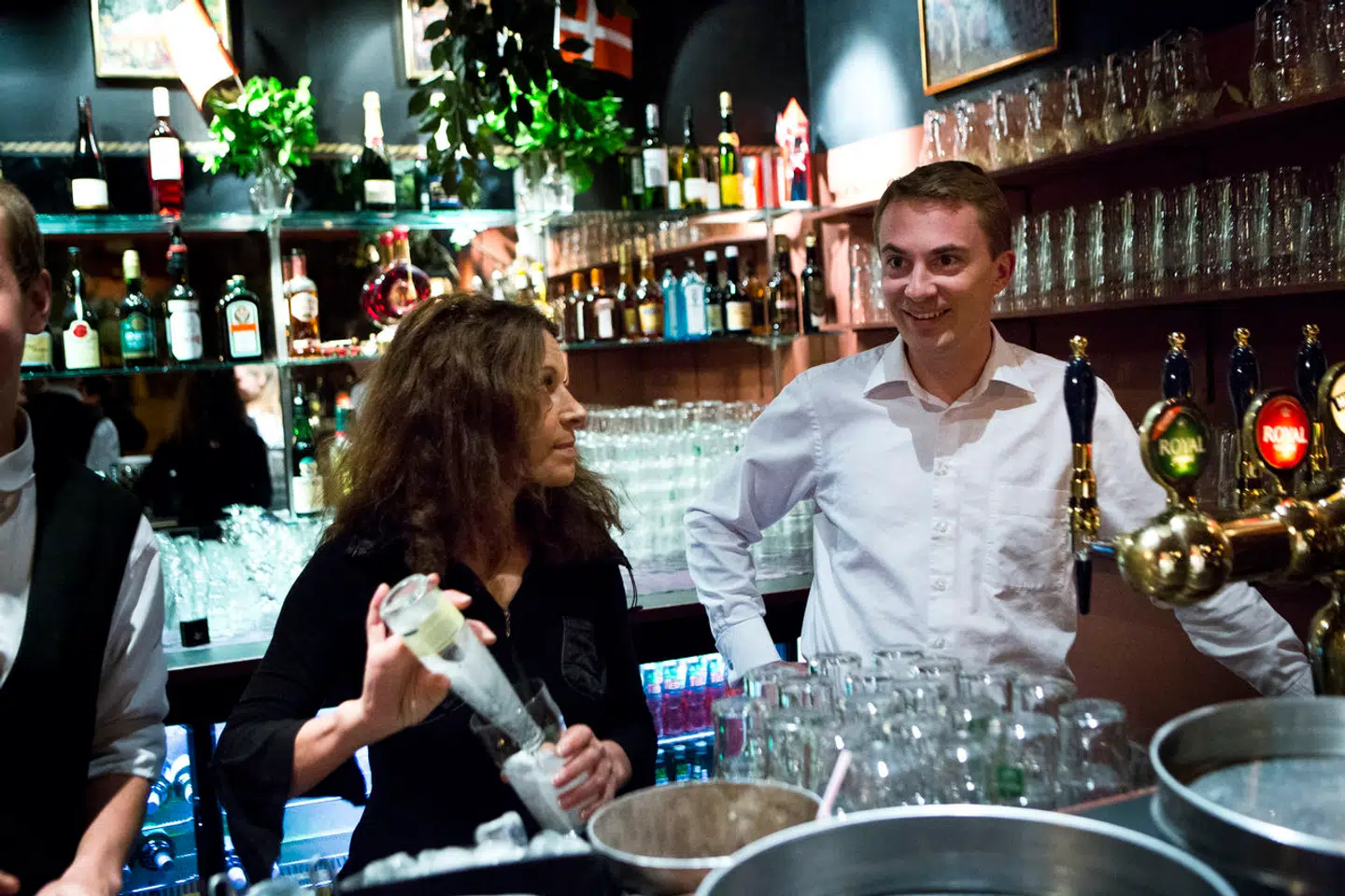 Morten Messerschmidt bag baren på Bakkens Hvile, hvor han langer store fadøl over disken.