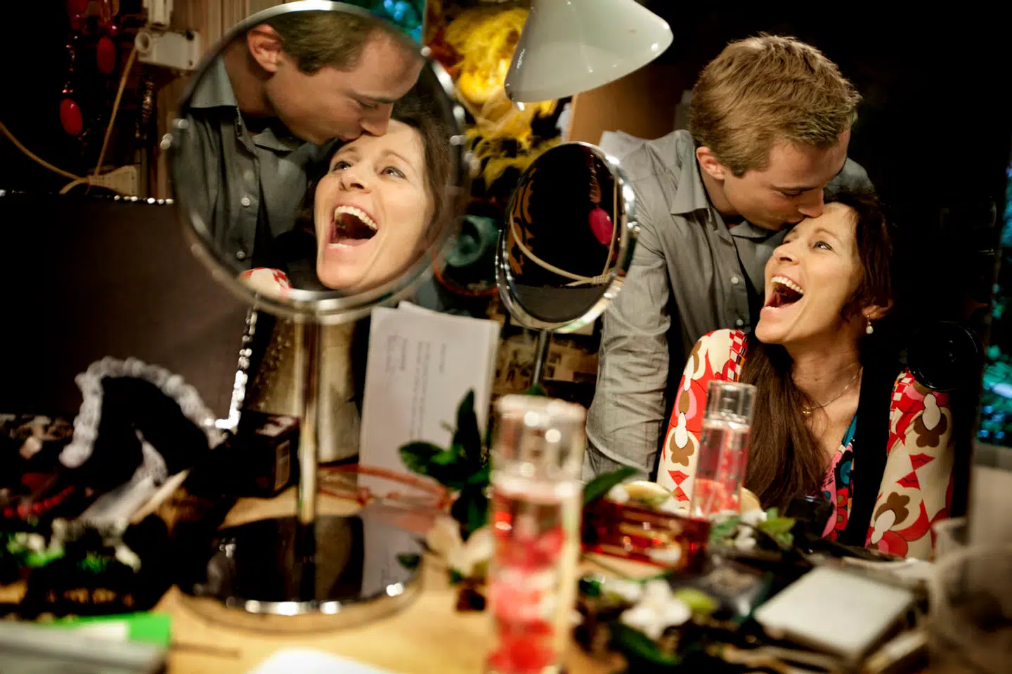 Morten Messerschmidt med sin Dot i omklædningsrummet på Bakkens Hvile, hvor han selv er at finde bag baren.