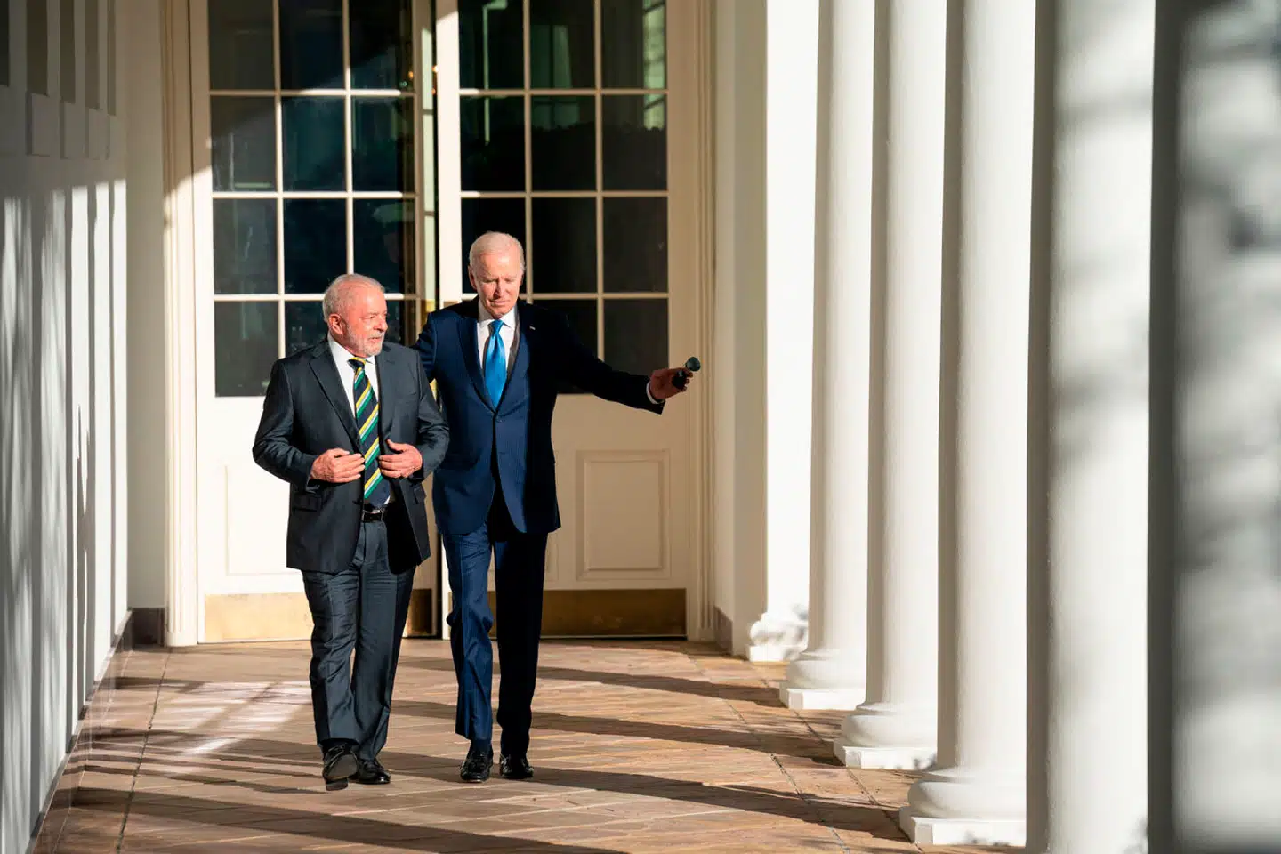 USAs præsident Biden (th.) og Brasiliens præsident Lula (tv.) går en tur ved Det Hvide Hus i Washington, D.C. i februar 2023.