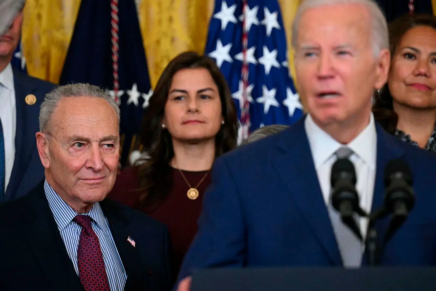 Senatets flertalsleder, Chuck Schumer, har en stor indflydelse på præsident Joe Bidens beslutninger. Her ses de sammen, da Biden offentliggør en plan for statsborgerskab for migranter, der er gift med amerikanske statsborgere.