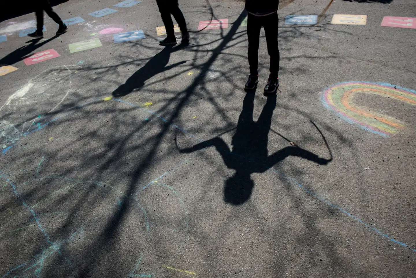 Et internationalt fænomen, der handler om jagt på pædofile, spreder sig i Danmark. Politiet og eksperter advarer folk om, at det er ulovligt.