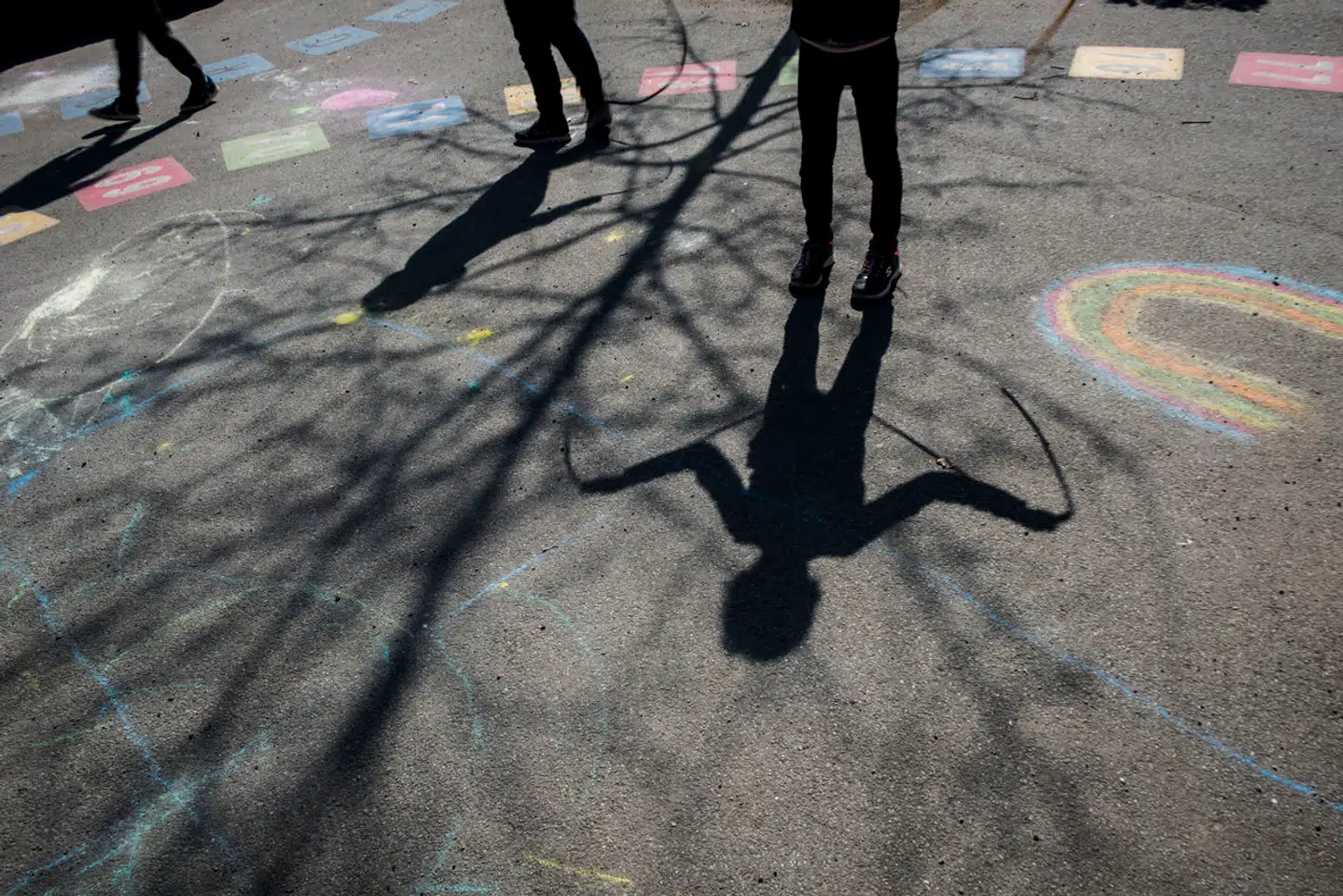 Et internationalt fænomen, der handler om jagt på pædofile, spreder sig i Danmark. Politiet og eksperter advarer folk om, at det er ulovligt.