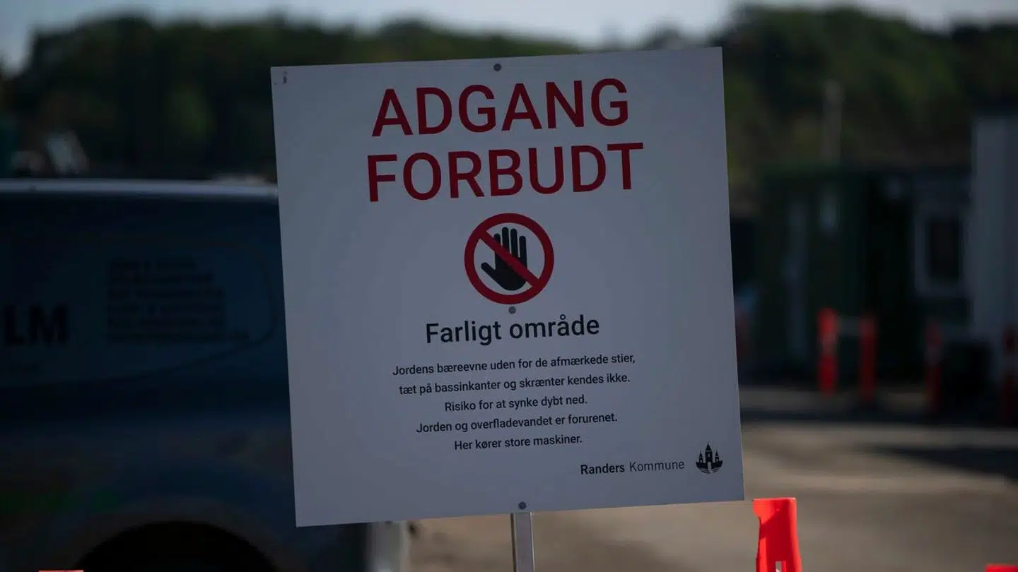 Her ses skilt ved jordskredet på Gl. Århusvej i Ølst-