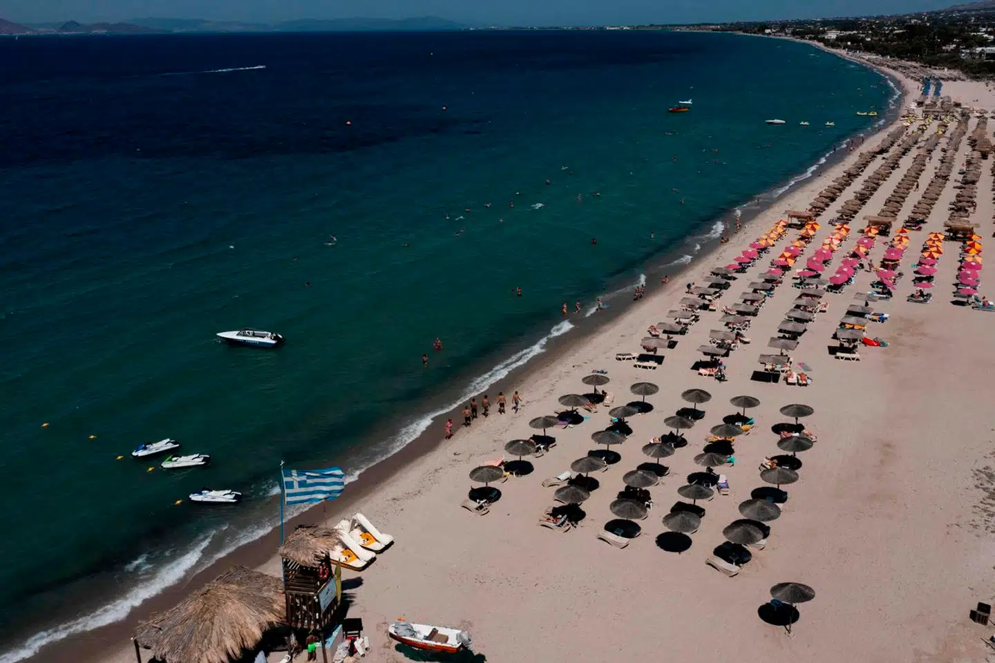 På en ferie på den græske ø Kos forsvandt hendes søn. 33 år senere fortsætter hendes jagt efter den nu 35-årige mand.