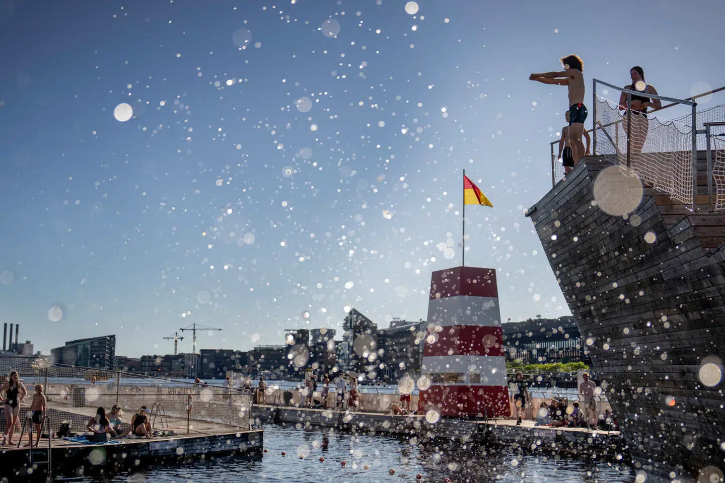 Islands Brygge er et af populæreste steder at holde til om sommeren, ikke mindst takket være det rene vand og havnebadet. For et par årtier siden stod man med kulsort, forurenet vand, men byen var modig og ville det anderledes. Hvor er den slags store beslutninger i dag?