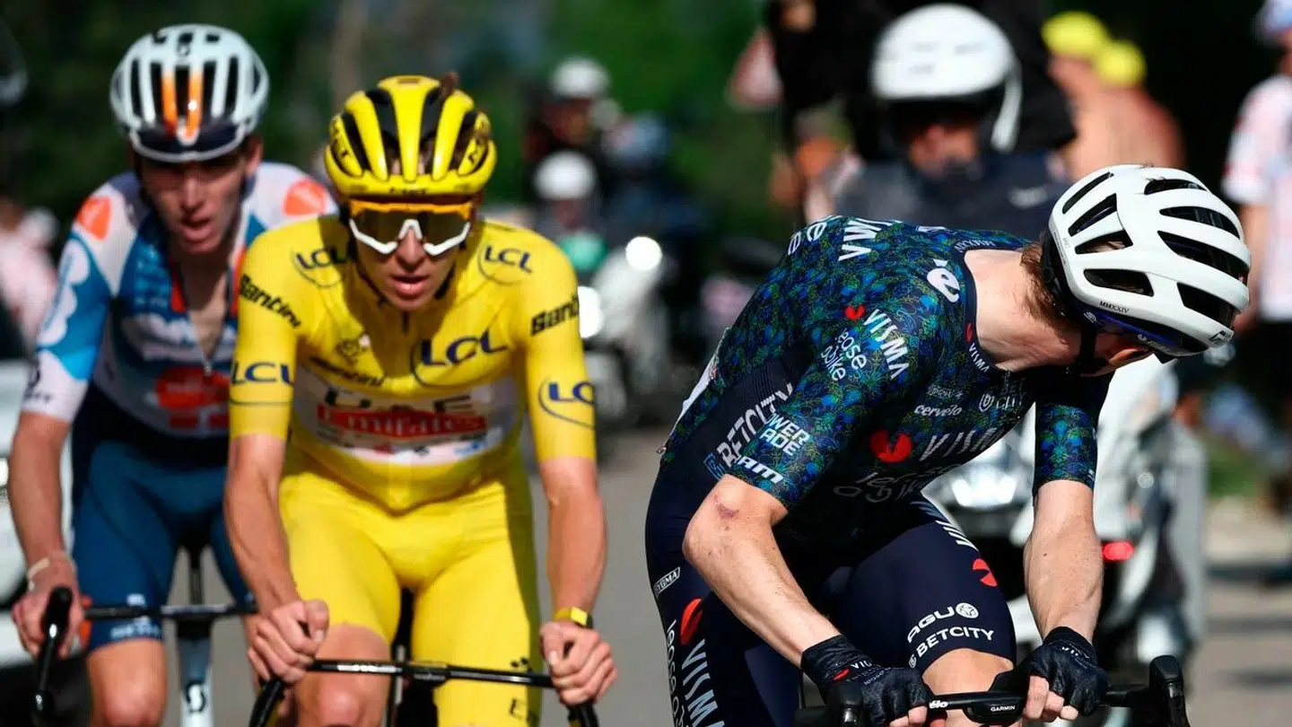 Jonas Vingegaard kigger efter Remco Evenepoel.