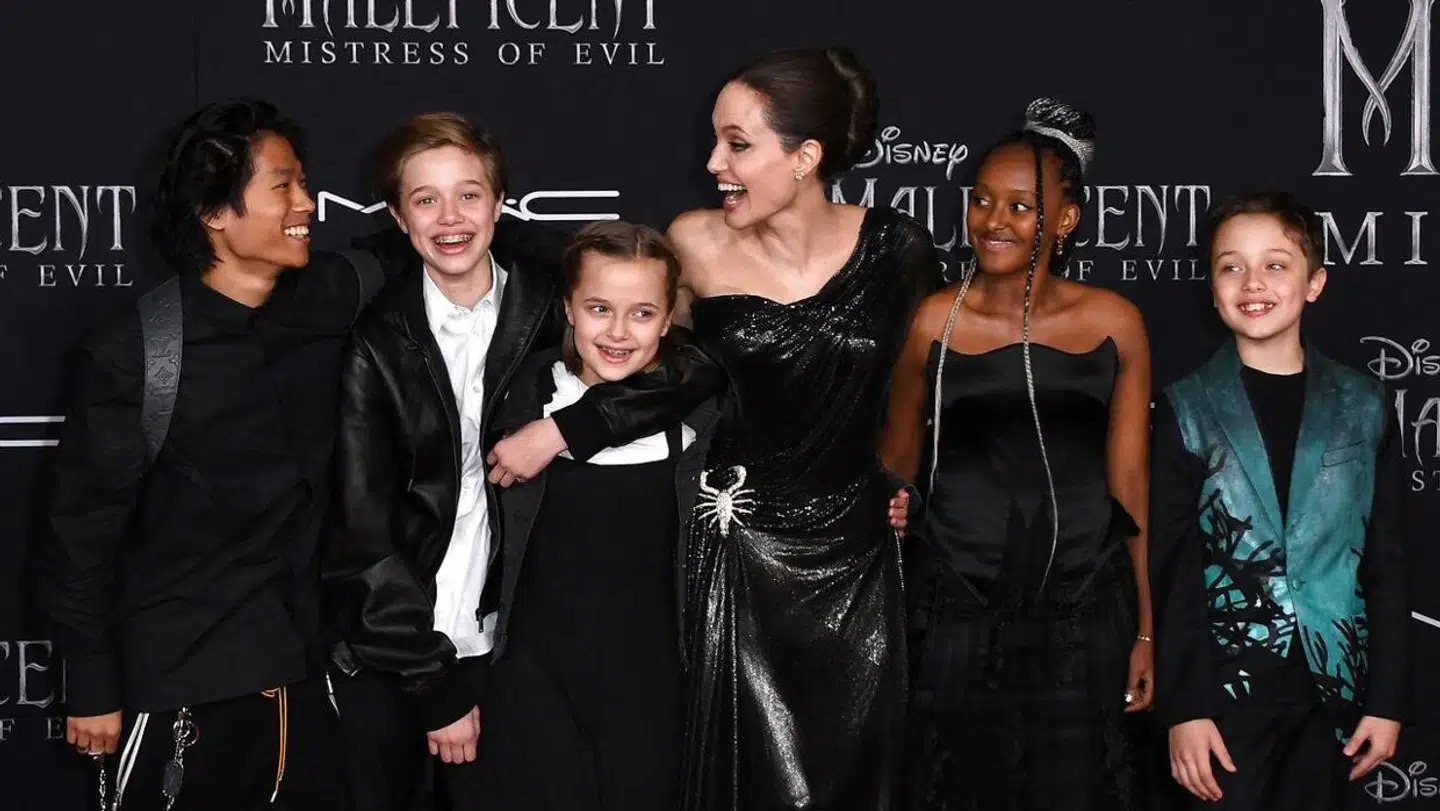 Angelina Jolie med sine og Brad Pitts fem ud af seks børn – Pax, Shiloj, Vivienne, Zahara og Knox – som de længe slåssede om forældremyndigheden over. Foto: VALERIE MACON