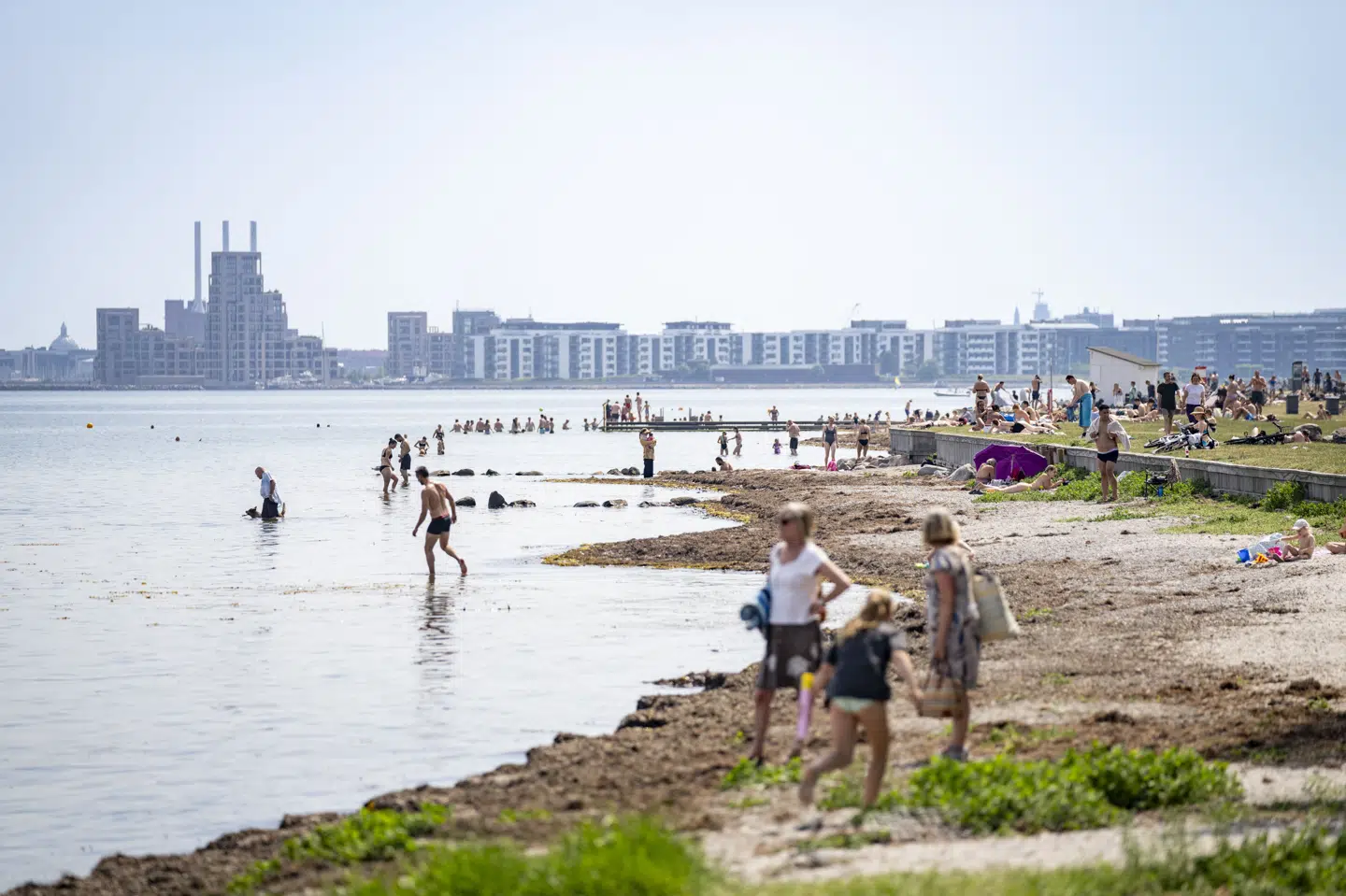 Det kan blive op mod 27 grader søndag, der slutter af med mulige skybrud og torden. (Arkivfoto).
