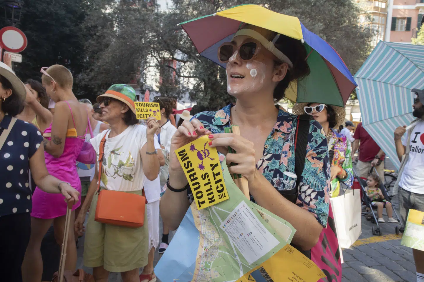 "Turisme slår byen ihjel", lød budskabet, da der for nylig var demonstrationer i Mallorcas største by, Palma. Ifølge spansk politi har over 10.000 været på gaden i protest over de mange turister, der hvert år indtager ferieøen. (Arkivfoto).
