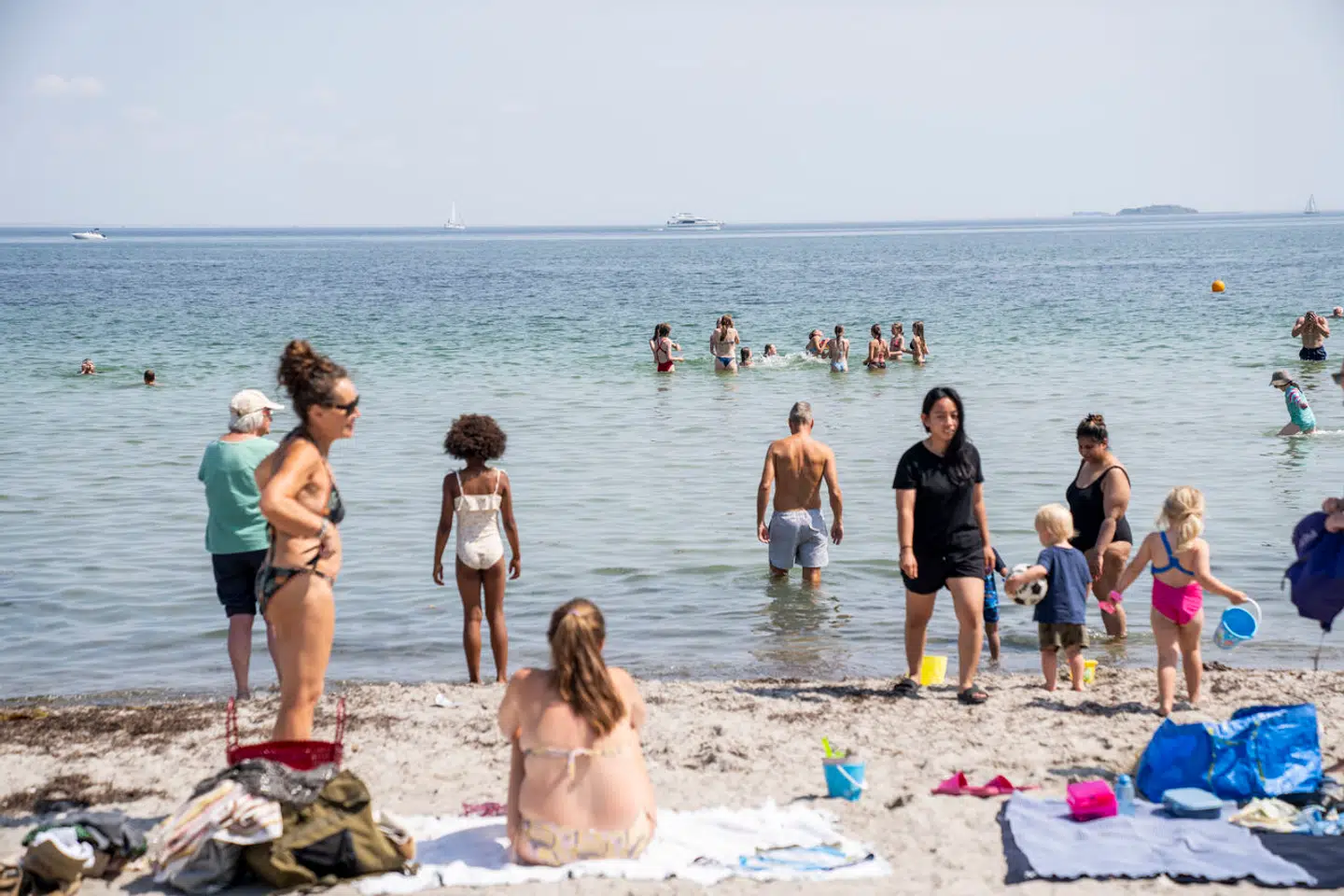 Sommeren har ikke ligefrem budt på de bedste forhold til dage på stranden – alligevel har livreddere 22 gange måttet redde badegæster op af de såkaldte hestehuller. Nu tager de skrappere midler i brug for at undgå drukneulykker.