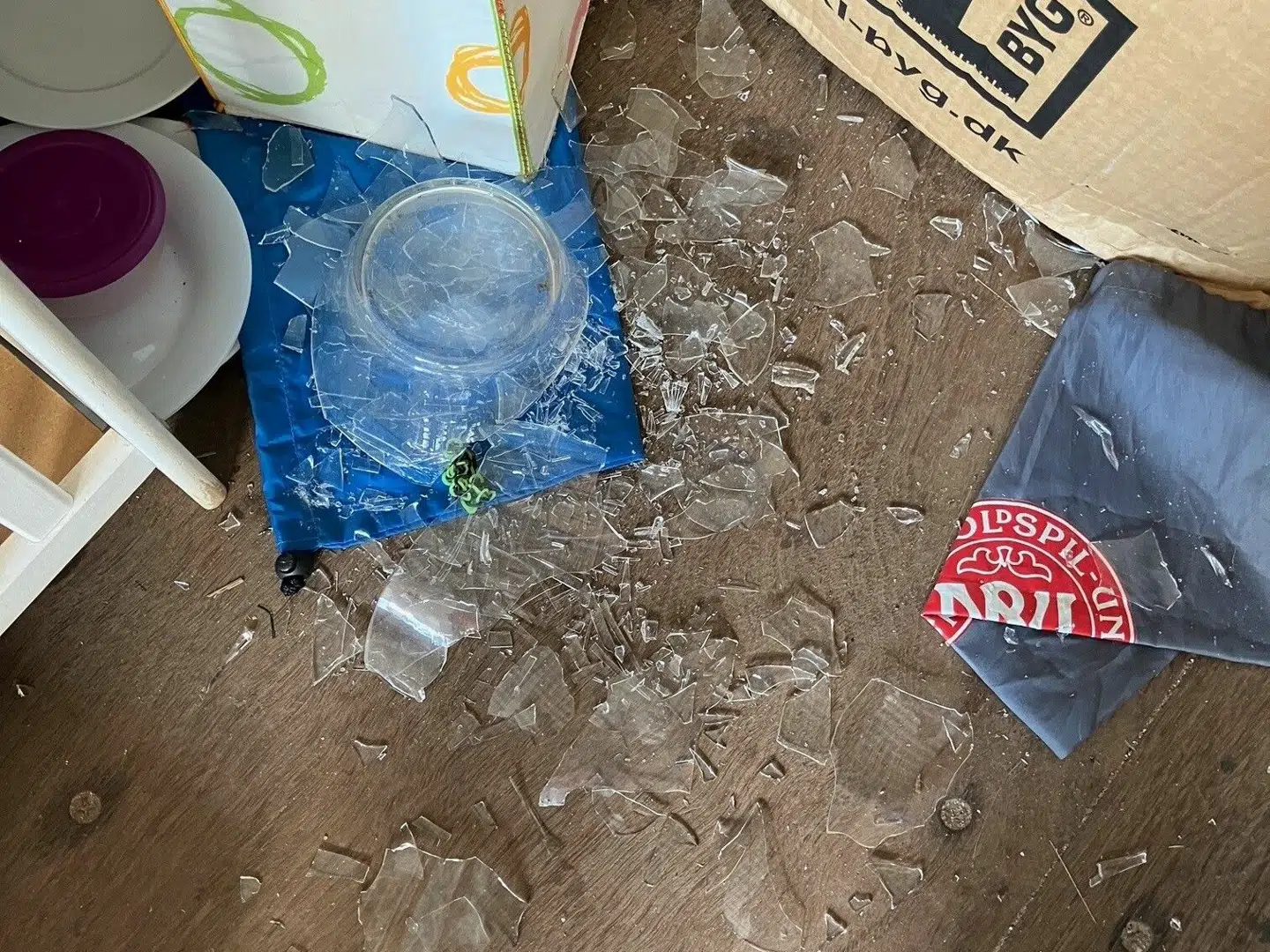 Her ses blandt andet et smadret glas, der er endt inde i genbrugscontaineren.