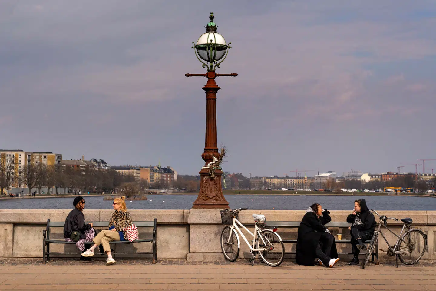 At fortovene på Dronning Louises Bro blev gjort brede og fik bænke, og at broen dermed blev et hænge ud-sted i København, er en af de mange små ting, der blev gjort for at forbedre bylivet i Tina Saabys tid som stadsarkitekt.