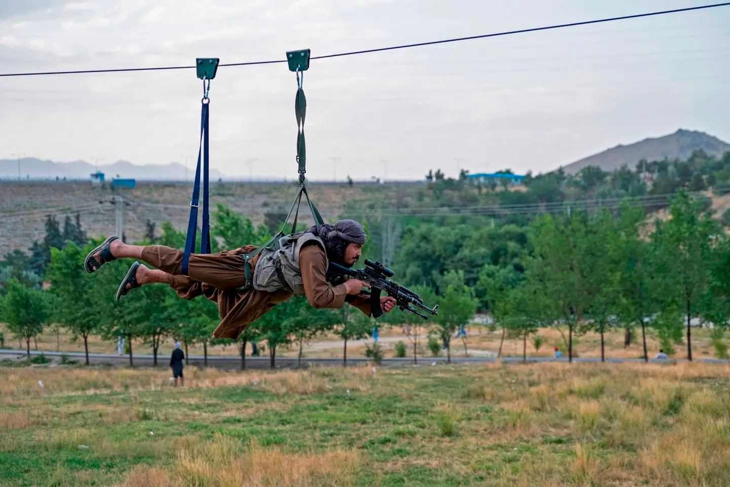 Taleban-kriger afprøver zipline lidt uden for Kabul.