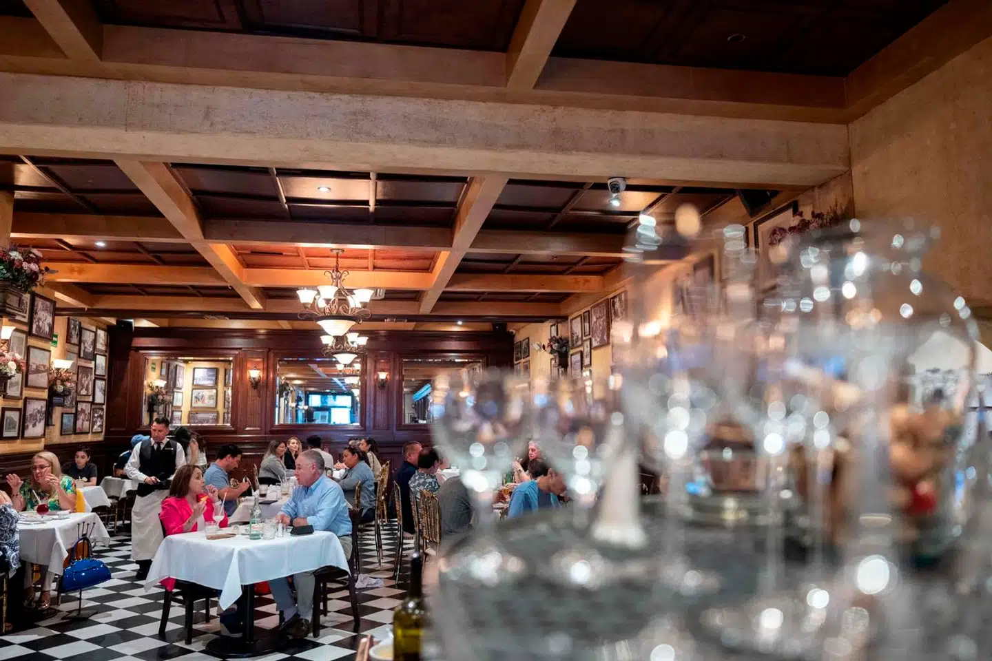 Der er ikke den restaurant i New York, som ikke frygter Pete Wells – men nu kan de atter ånde lettet op. Den verdenskendte anmelder stopper i gerningen.