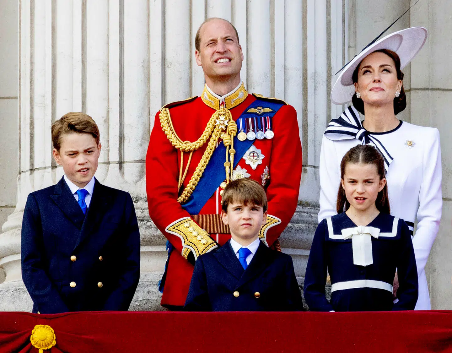 Snart 11-årige prins George er prins William og prinsesse Kates ældste og dermed tronfølger. Her ses hele familien – med også prinsens søskende, 9-årige prinsesse Charlotte og 6-årige prins Louis – til kong Charles traditionsrige fødselsdagsparade i år.