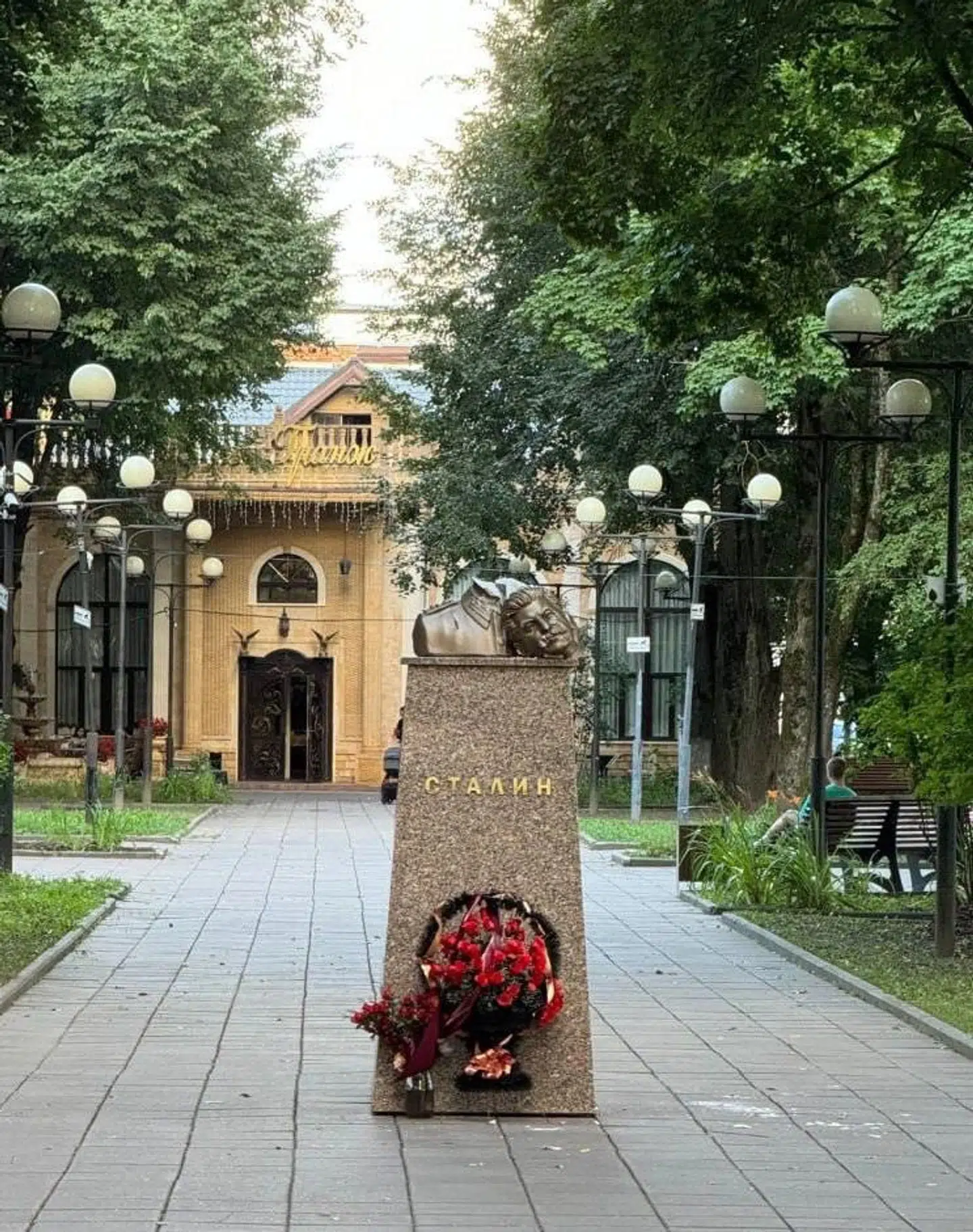 En statue af Josef Stalin er blevet halshugget i en russisk park.
