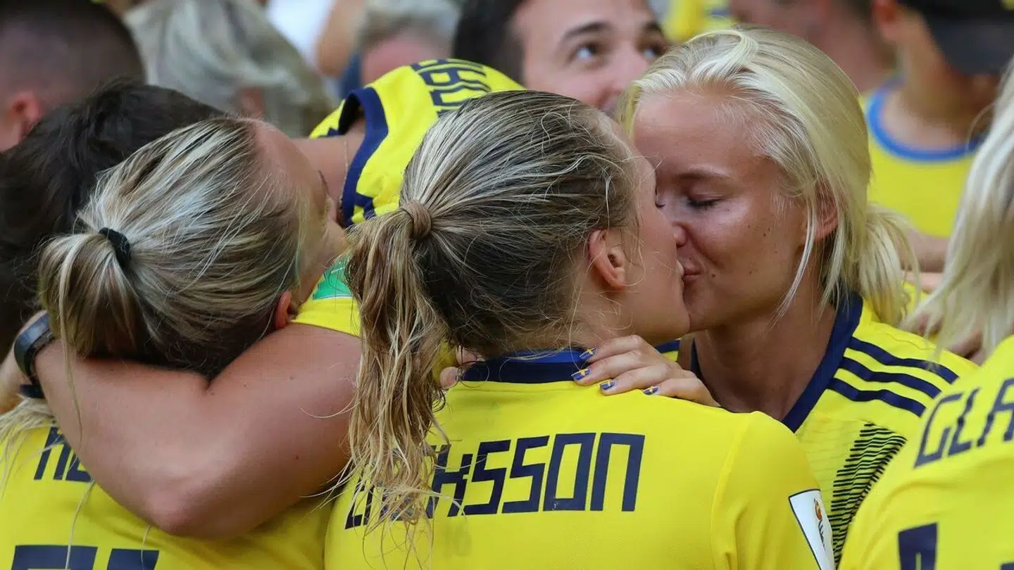 Magdalena Eriksson giver Pernille Harder et kys ved VM i 2019.