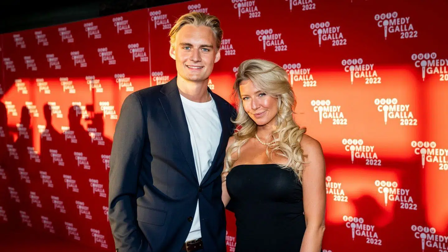Her ses Carla Mickelborg med Carl Tellerup Broegaard på den røde løber til Comedy Galla 2022.