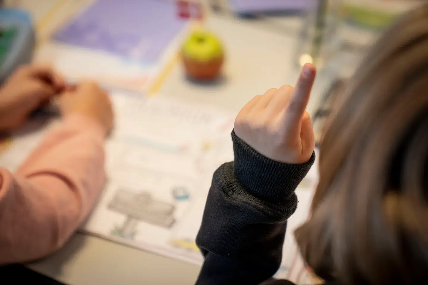 »Hver anden af dem, der vender folkeskolen ryggen, opgiver helt undervisning som profession. Der er ingen, der siger, at man absolut skal undervise, hvis man har en læreruddannelse, men tallet er alarmerende højt,« skriver Lars Andersen.