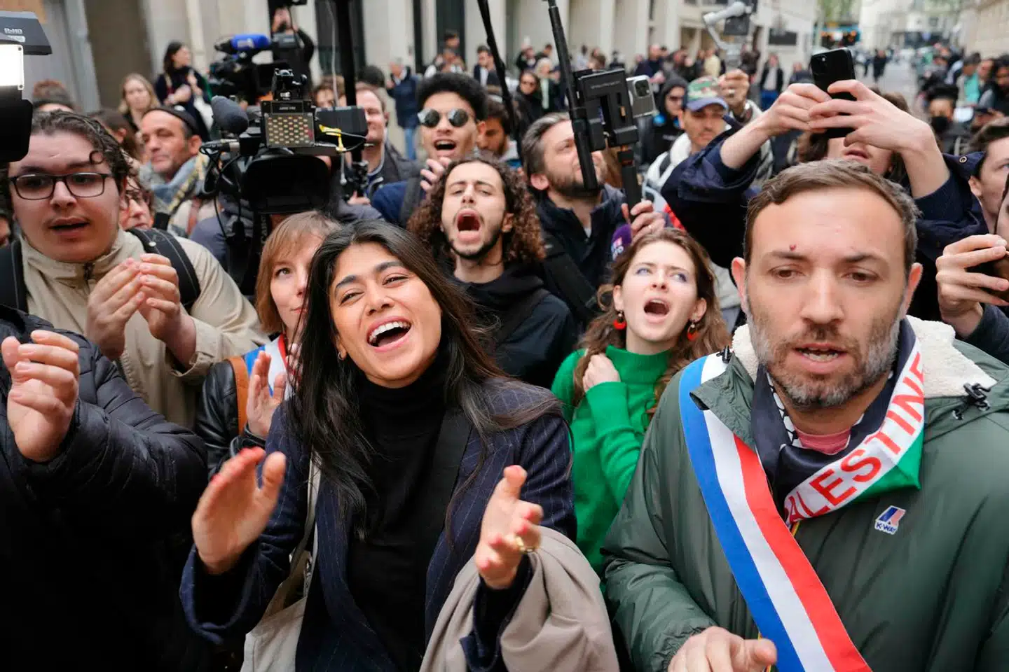 Thomas Portes (th.) er blandt de vigtigste fortalere for venstrepartiet La France insoumises propalæstinensiske linje. Nu har parlamentsmedlemmet, der her deltager i en demonstration i april, fået den evigt ulmende debat om Israels militæraktion i Gaza til at eksplodere få dagen før starten på OL i Paris.