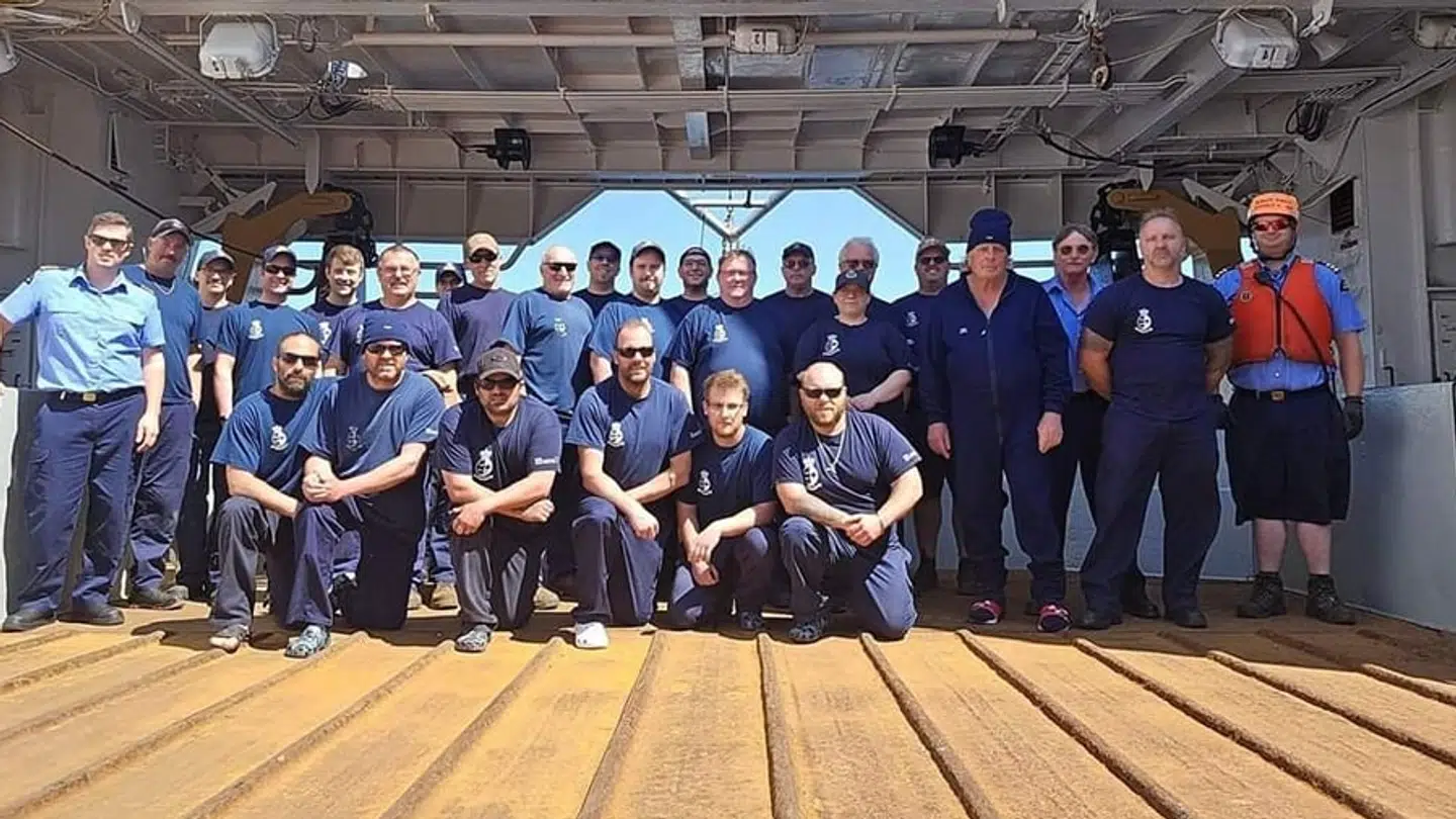 Her ses fiskerne sammen med det redningshold, der fik dem op ad vandet og sejlet hjem.