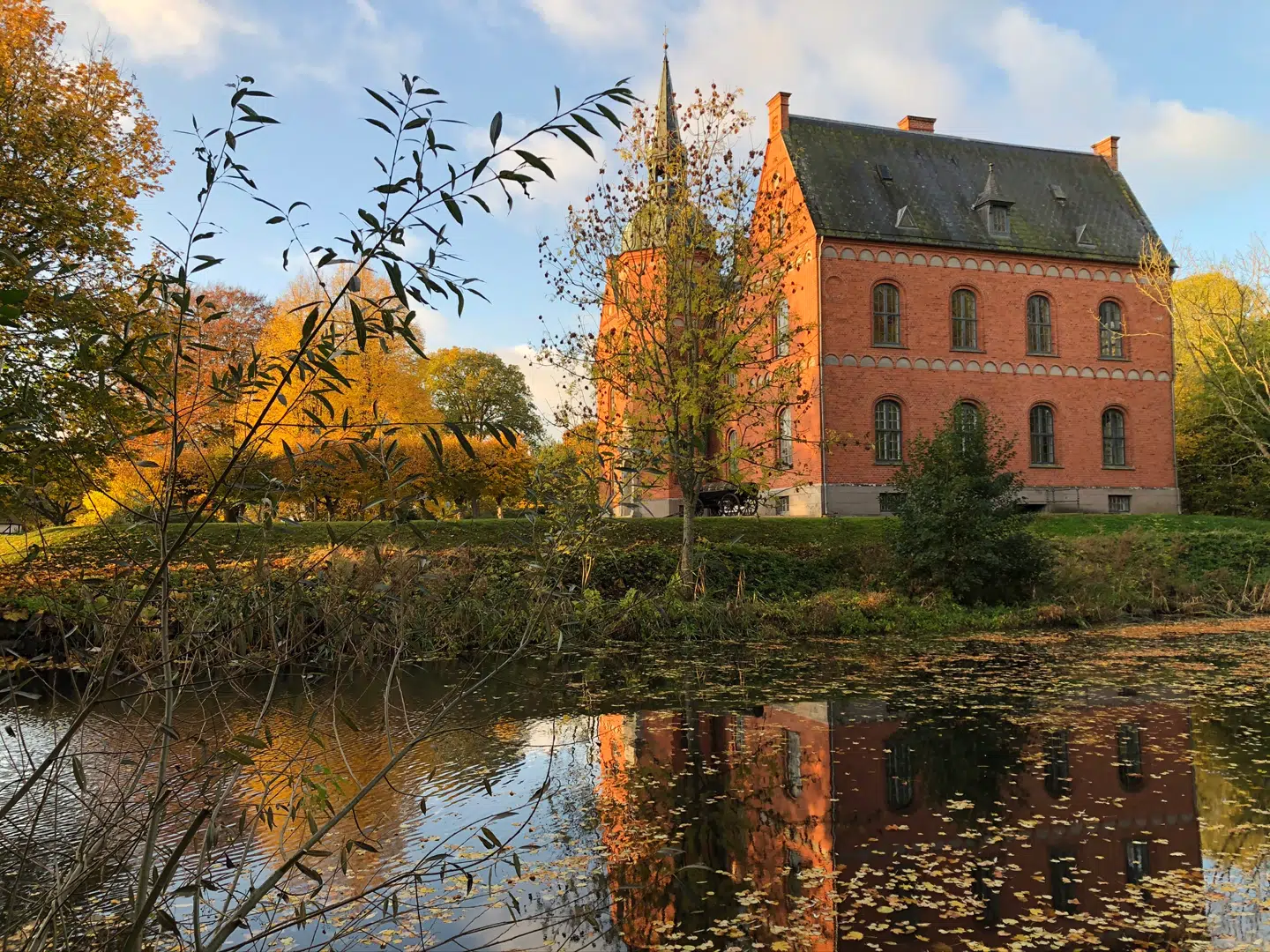 Skovsgaard Gods på Langeland og de tilhørende grønne arealer tilbyder naturoplevelser og arbejder for naturbevarelse – og det formål bruger de Martin Brygmanns pengepræmie på 100.000 kroner til. Foto: Naturdestination Skovsgaard / VisitLangeland / PR