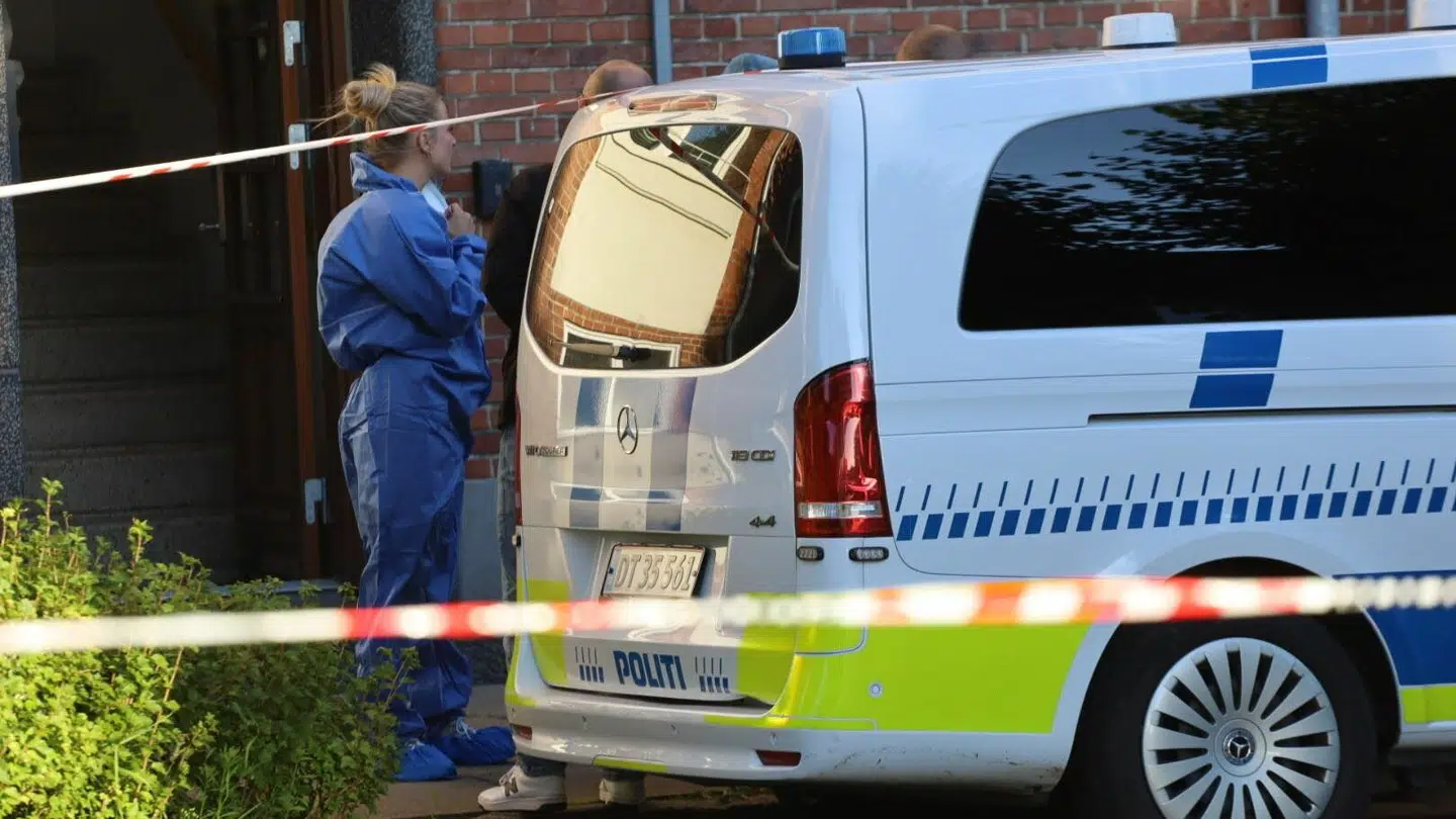 Politiet har eftermiddagen igennem arbejdet på adressen i Vejle.