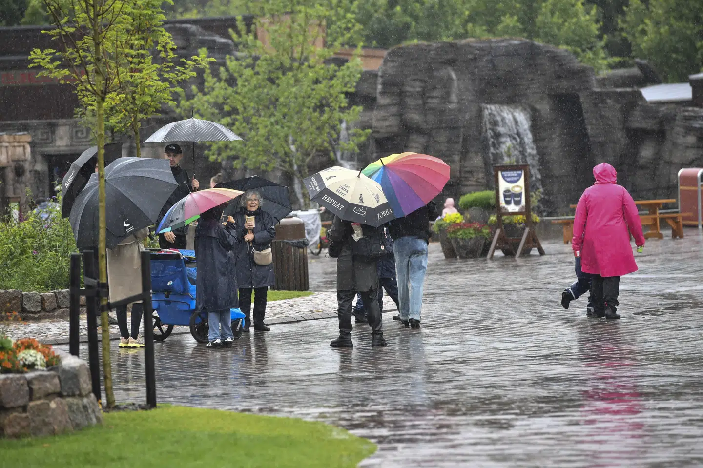 Hvis tirsdag byder på en tur i en forlystelsespark, kan det blive en våd fornøjelse, ligesom det var tilfældet her i Djurs Sommerland lørdag 13. juli. DMI har nemlig udsendt en risikomelding om lokale skybrud og torden for det meste af landet. I det jyske forventes de kraftigste byger.