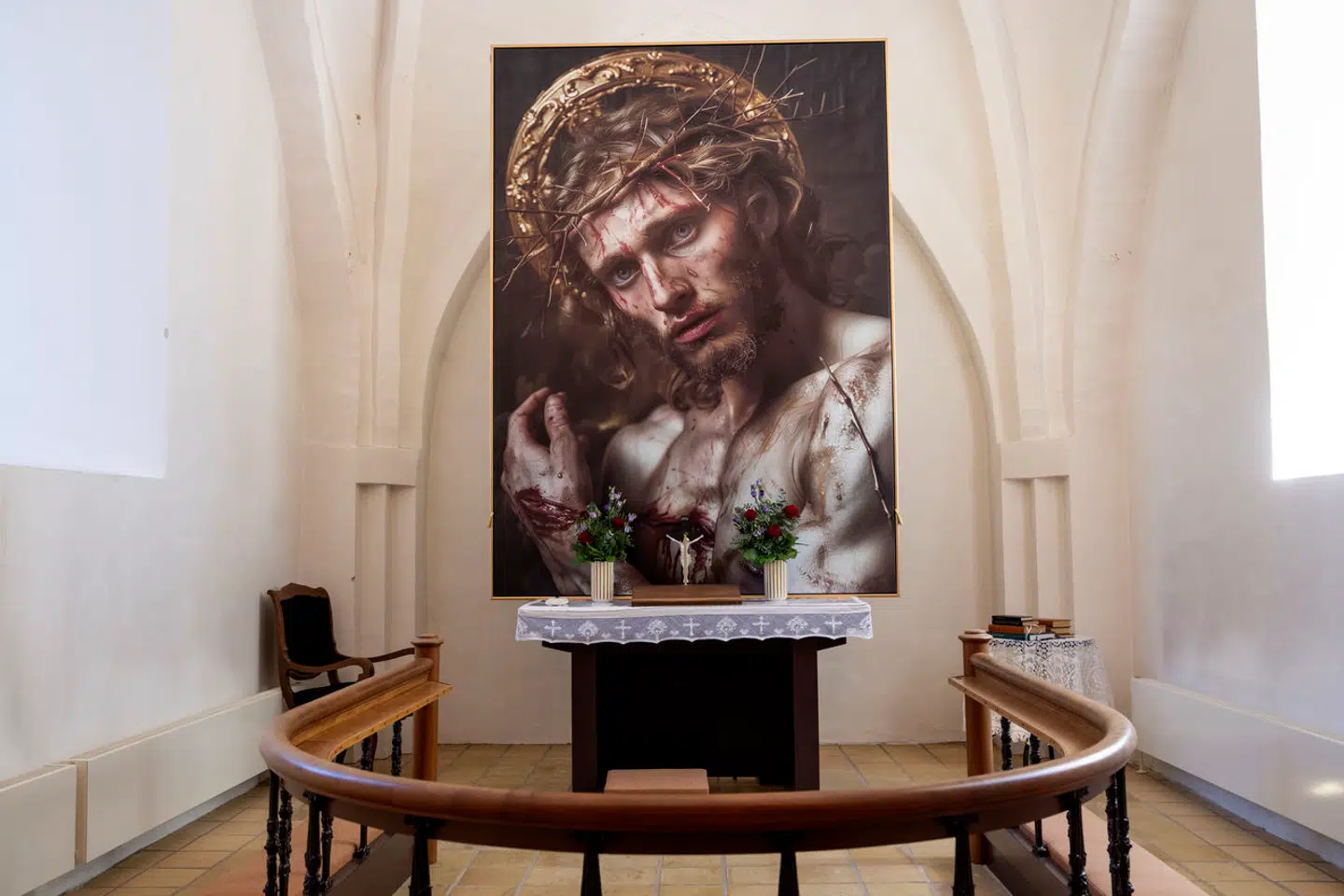 Jim Lyngvild har benyttet kunstig intelligens (ai) i sit kunstneriske arbejde med billeder til Kværndrup Kirke på Fyn.