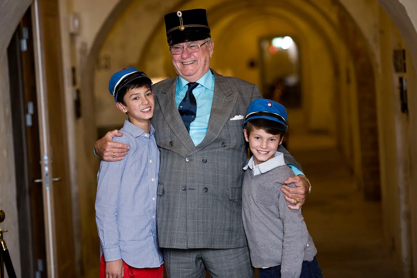 Grev Nikolai har været tydelig omkring sit nære forhold til prins Henrik. Her ses daværende prins Nikolai og prins Felix med deres farfar, prins Henrik, på Garderhøj Fortet.