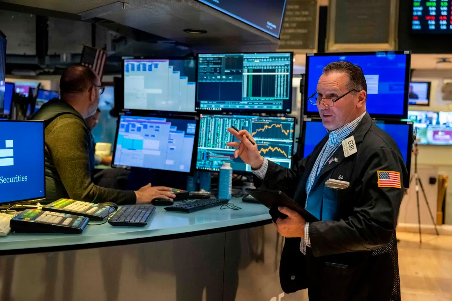 Børsmæglere på New York Stock Exchange på Wall Street. Virksomheder udlodder aktier for større og større beløb, som tiden går.