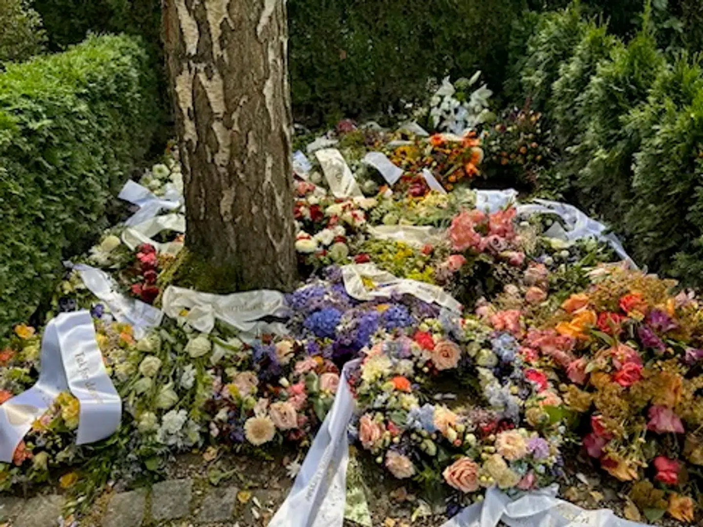 De mange blomster og kranse fra Jens Werners bisættelse har fået plads på hans gravsted nær svigerforældrene på Hareskov Kirkegård. Foto: Privat
