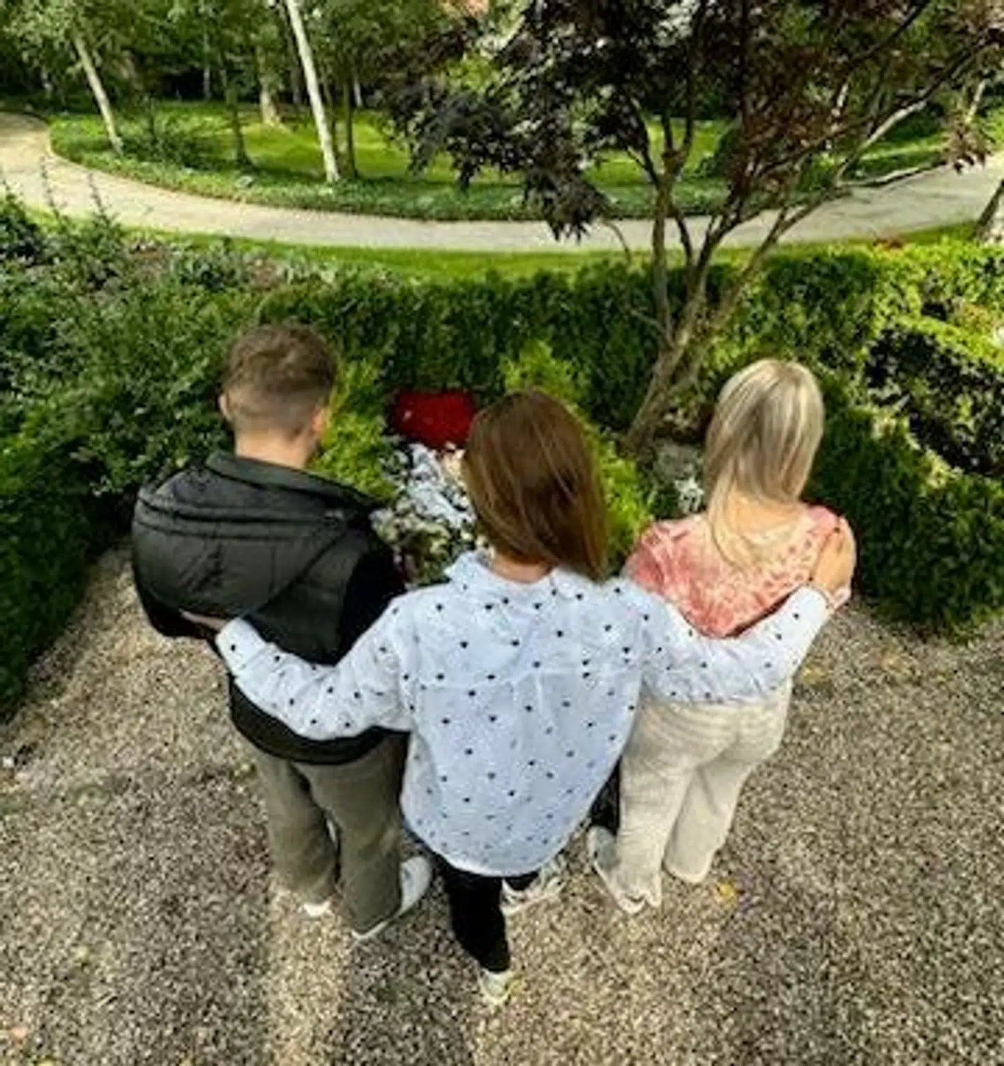 Tirsdag formiddag blev Jens Werners urne sat i jorden af hans efterladte, hustruen gennem godt 25 år, Anette Werner, samt parrets to børn, 20-årige Nikolai og 18-årige Isabella. Foto: Privat