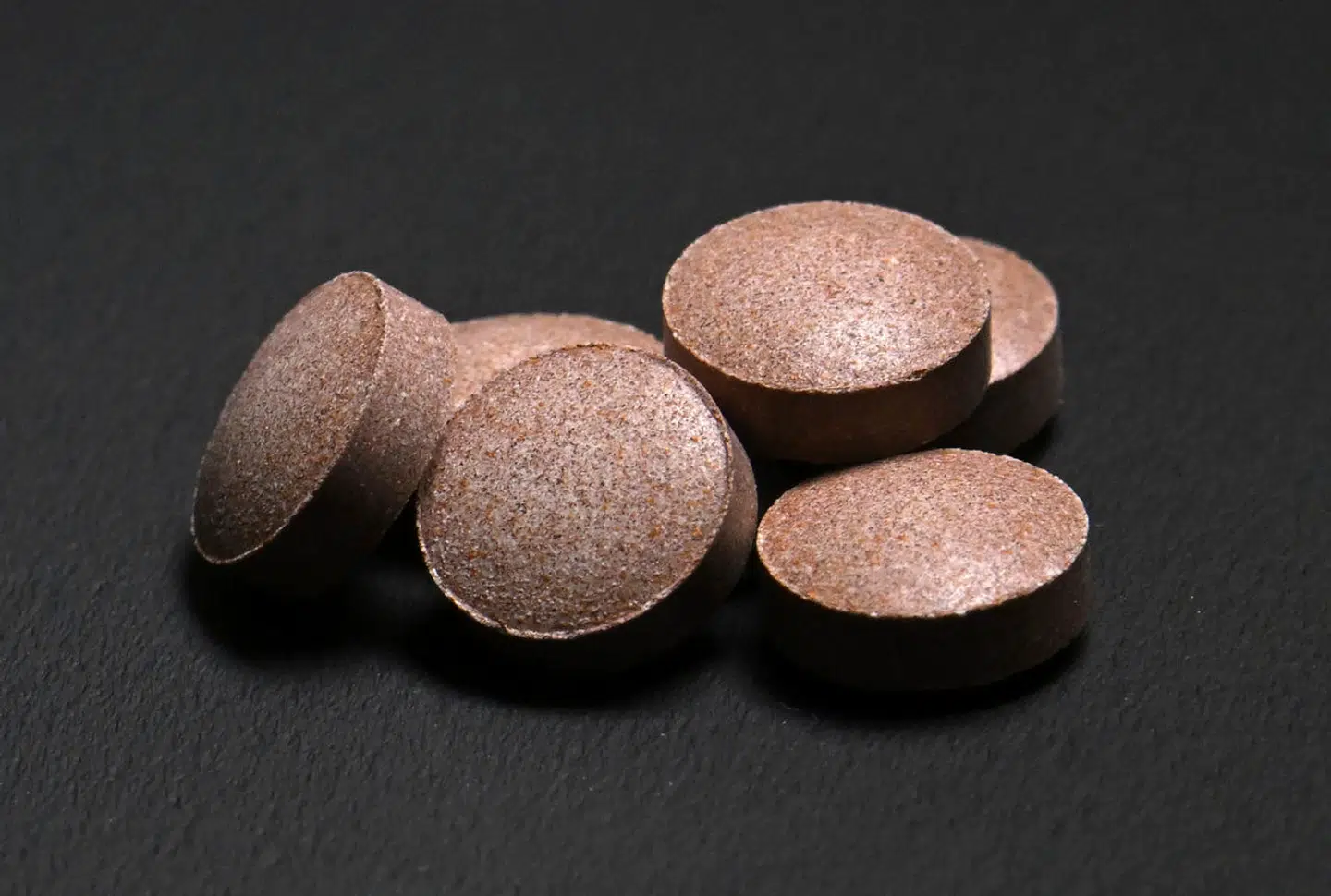 Her ses et billede af piller af beni-koji, som er ris fermenteret med rød gær. Kosttilskuddet, der siges at sænke kolesterolniveauer, er fremstillet af Kobayashi Pharmaceutical.