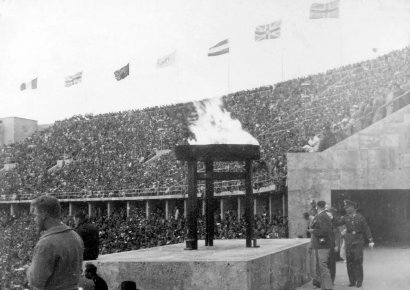 Den olympiske ild eksisterede også i oldtidens lege, men ideen om stafetløbet med ilden opstod først til legene i Berlin i 1936.