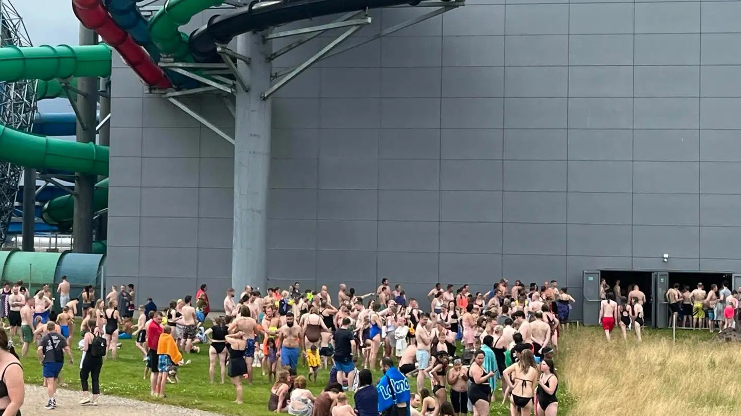 Hundredvis af badegæster måtte tirsdag eftermiddag evakueres fra Lalandia i Billund. Foto: presse-fotos.dk.