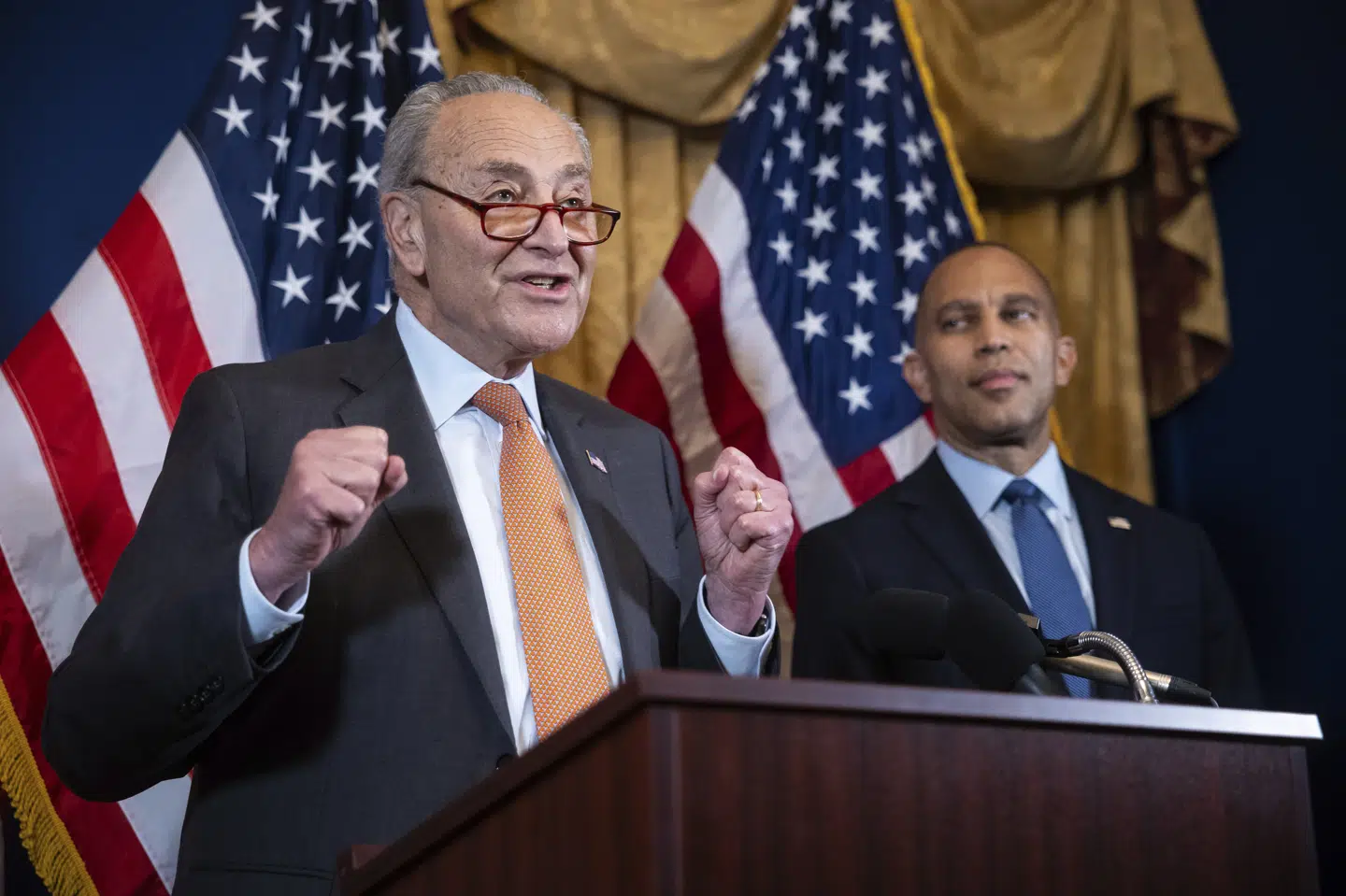 Schumer og Jeffries meddeler på fælles pressemøde deres støtte til Kamala Harries.