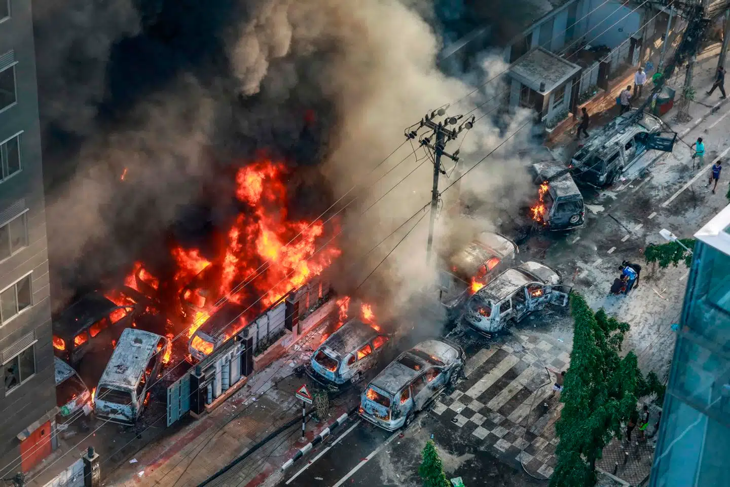 Disse biler blev angivelig sat i brand af demonstranter 18. juli.