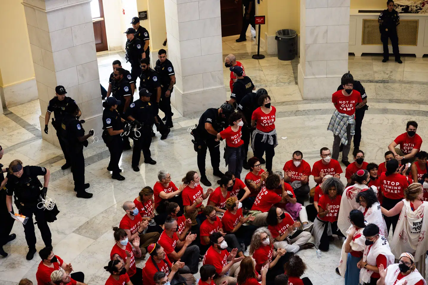 Organisationen Jewish Voice for Peace siger, at over 250 aktivister er blevet anholdt som følge af protesten i en amerikansk kongresbygning. Politiet siger, at omkring 200 er blevet anholdt.