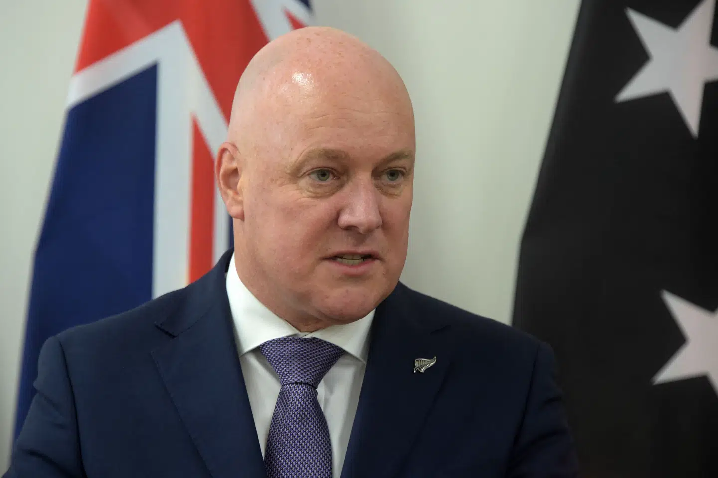 New Zealands premierminister, Christopher Luxon, vil 12 november i år give en officiel undskyldning til ofrene for misbrug mellem 1950 og 2019. Her ses Luxon på en pressekonference i Port Moresby i Papua Ny Guinea 16. juni 2014.