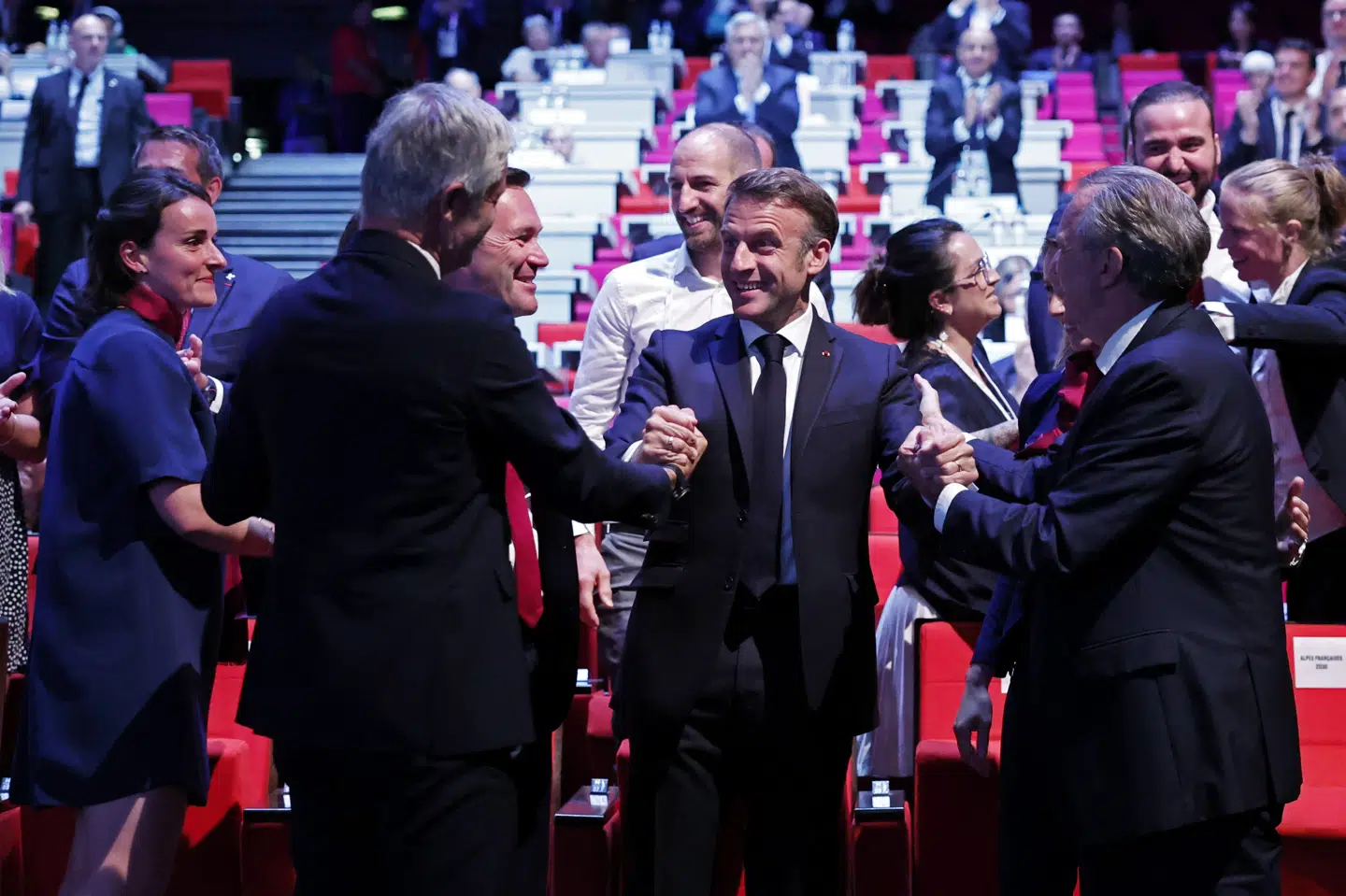 Emmanuel Macron har været med til at få vinter-OL til Frankrig i 2030.