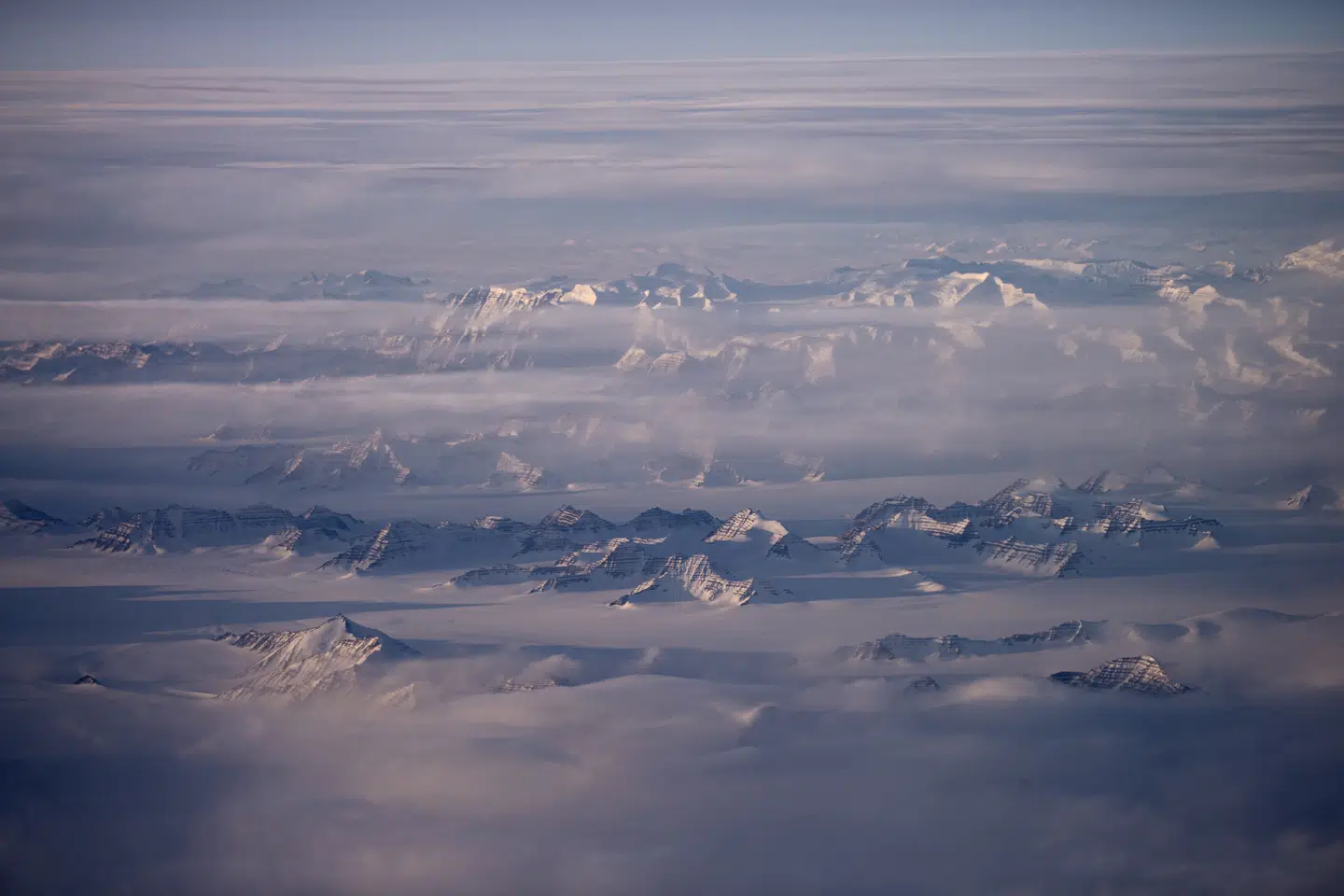 Grønlands østkyst fotograferet fra luften. USA siger i nyt strategipapir for Arktis, at Nato-lande snarest bør ruste sig i regionen mod Rusland og Kina. (Arkivfoto).