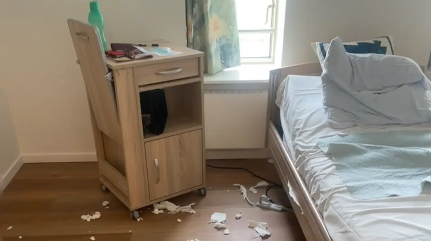 Når Julie besøger sin mor på plejehjemmet, starter hun med at hjælpe sin mor. Med at få ryddet op, redet hår eller af toilettet, forklarer hun.