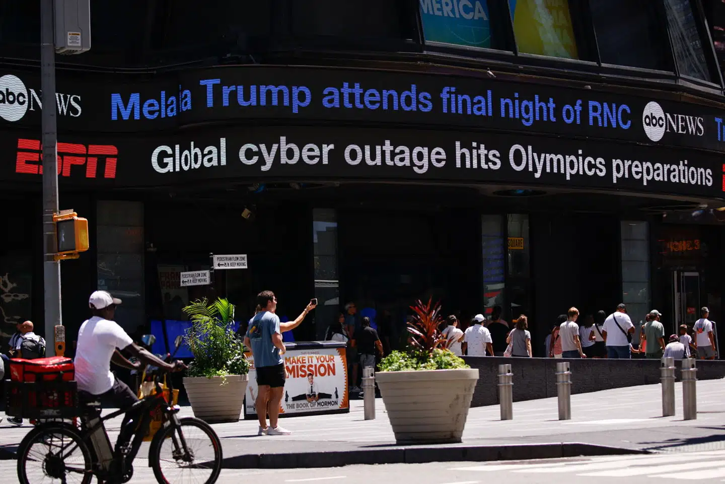 »I løbet af morgenen tikkede opdateringer fra hele verden ind: fly blev aflyst, store tv-stationer gik i sort, tog holdt stille, folk kunne ikke komme igennem til alarmcentraler, hospitaler aflyste operationer,« skriver Kresten Bjerg. På billedet ses Times Square i New York City, 19. juli 2024.