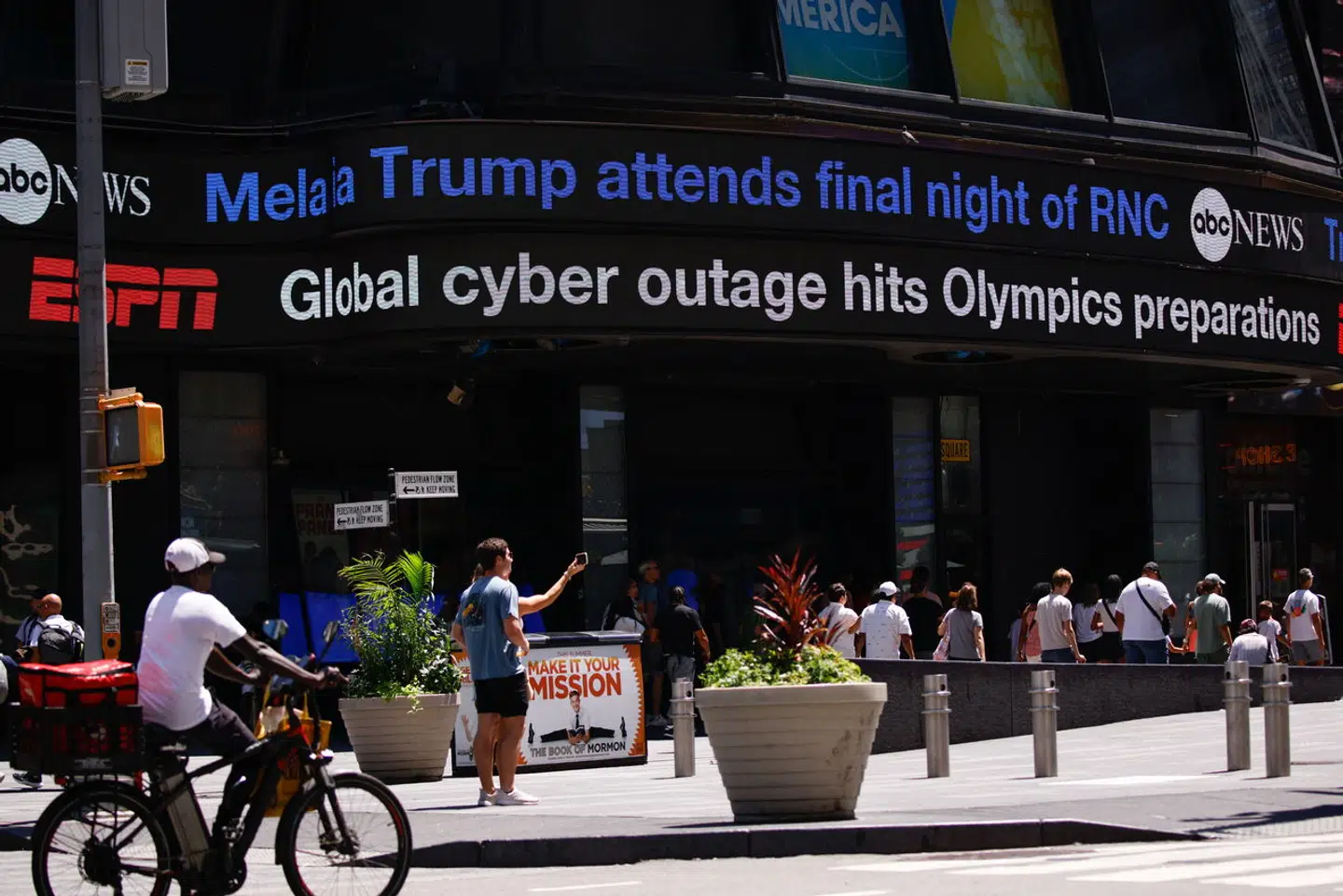 »I løbet af morgenen tikkede opdateringer fra hele verden ind: fly blev aflyst, store tv-stationer gik i sort, tog holdt stille, folk kunne ikke komme igennem til alarmcentraler, hospitaler aflyste operationer,« skriver Kresten Bjerg. På billedet ses Times Square i New York City, 19. juli 2024.