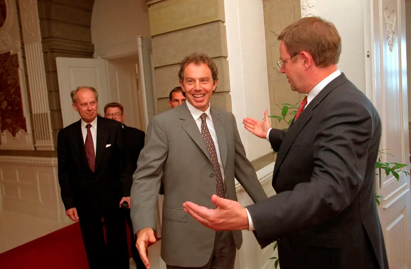 Den britiske premierminister Tony Blair var i 1999 formentlig den mest indflydelsesrige politiker i Europa. Men han skulle ikke kun tackle kriser og konflikter; han skulle også tackle den danske økonomiminister Marianne Jelved og hendes chef Poul Nyrup Rasmussen. Billedet er fra Blairs besøg hos statsminister Poul Nyrup Rasmussen i juni 1998