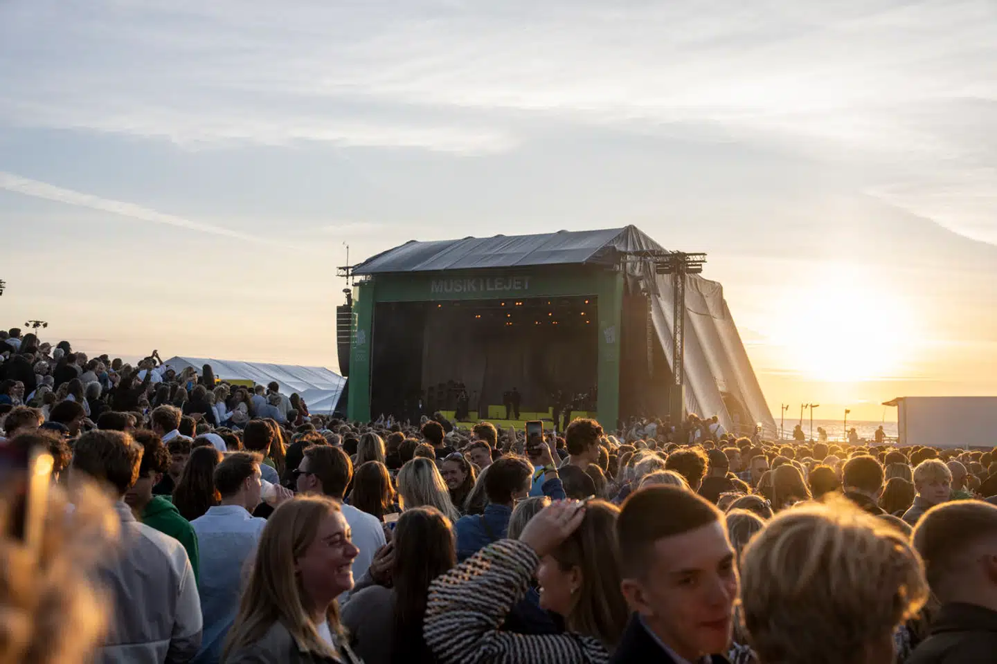 Musik i Lejet bliver hvert år afholdt på en parkeringsplads mellem stranden og Tisvilde Hegn, der er et fredet naturområde, og det er en række foreninger langt fra tilfredse med.